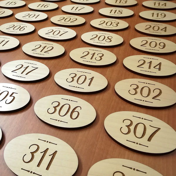 Targhe personalizzate in legno con numeri camere albergo