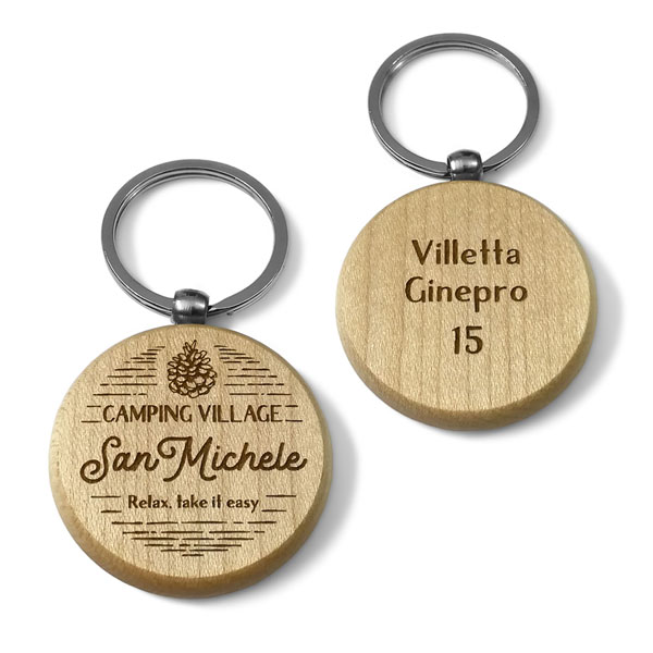 Portachiavi in legno personalizzati con logo camping village e numeri con nome struttura alloggio